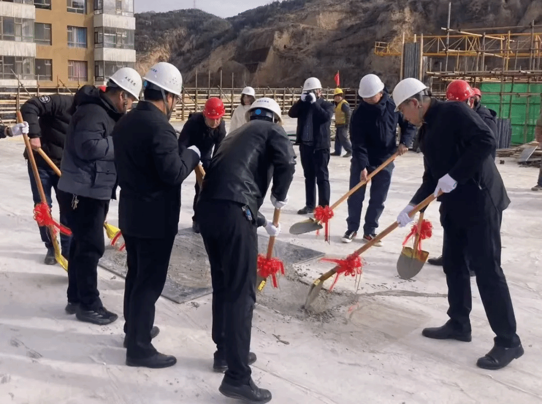 山西建投五建集团承建的城北苏家崖沙麻沟安置小区小学尊龙凯时项目主体结构全面封顶